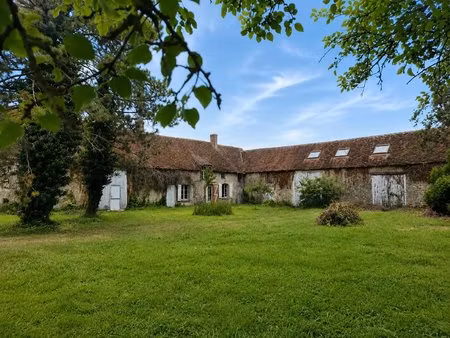 corps de ferme avec terrain et dépendances  au calme.