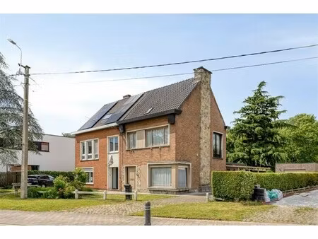 rustig gelegen  op te frissen halfopen bebouwing met 3 slaapkamers op een perceel van 672 