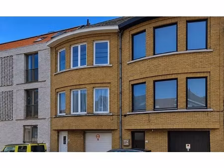 bel-etagewoning gedeeltelijk te renoveren met garage en tuin