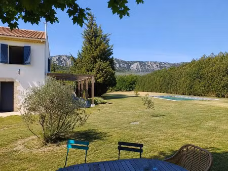 maison de caractère avec piscine et vue exceptionnelle sur le petit luberon