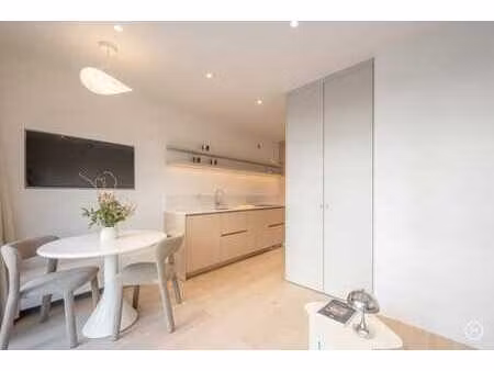 agréable appartement d'une chambre avec terrasse dans un em