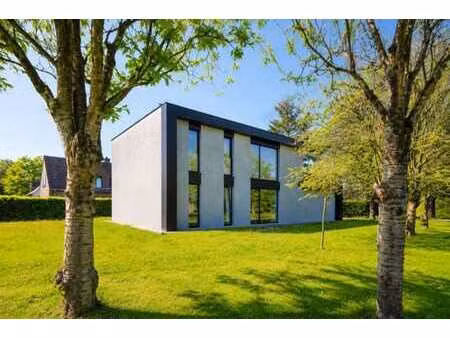 modernistische woning met 4 slaapkamers en tuin te drongen
