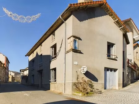 a boisset  30 min d'aurillac  20 minutes de maurs  à vendre maison de village de 5 pièces.