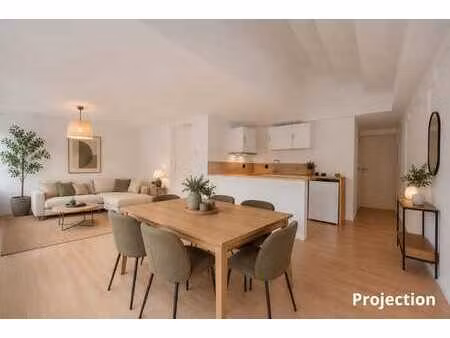 a vendre: appartement renove situe cour saint-antoine !