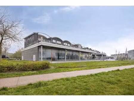 magasin commercial de 1 130 m² situé dans un emplacement pri