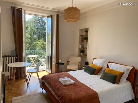 t1 rénové 26 m² avec balcon  vue parc  vendu meublé