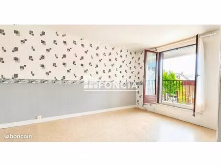 a vendre chateau-thierry : appartement type 2 de 43 m2 avec ascenseur– balcon et box en so