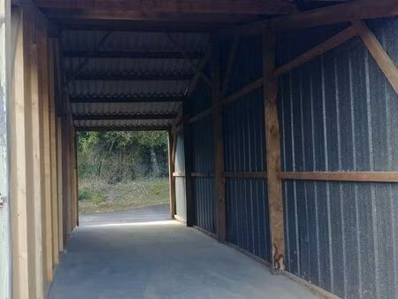 grand garage bétonné