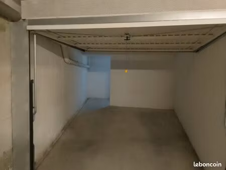 garage fermé petite copropriété plein centre 30m2
