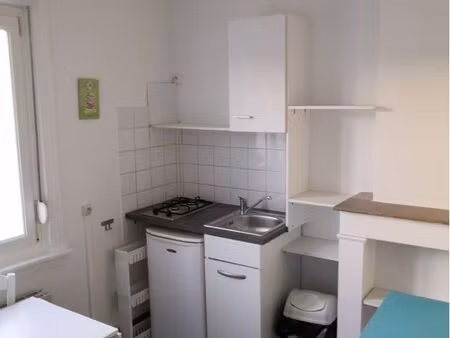 studio rénové situé à côté de la faculté de droit