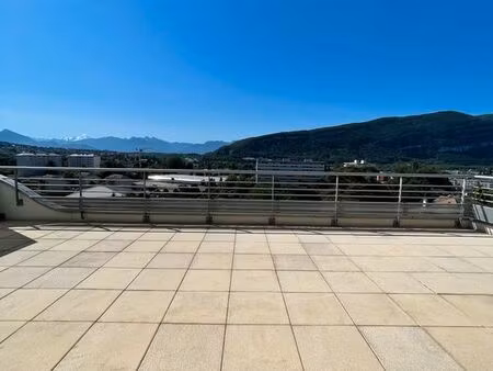 appartement de 4 pièces de 100 m² au pieds du tram