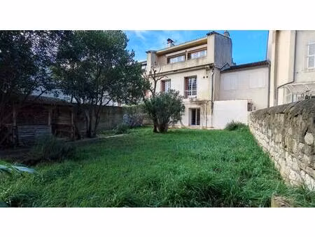 appartement à louer centre de villeneuve les avignon avec jardin
