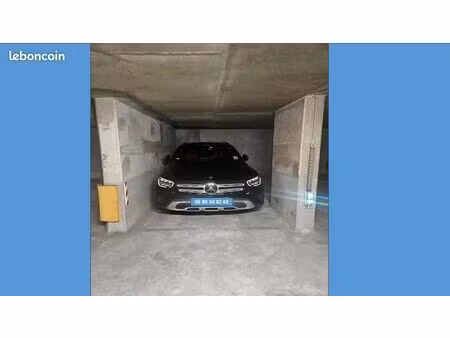 rare- beau parking en plein carré d'or -convient à un 4/4 ou à un suv