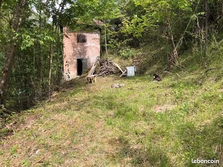 terrain avec source et petite construction à rénover