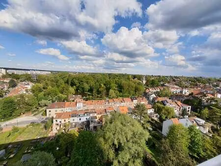 superbe penthouse 2 chambres avec vue  proche place keym
