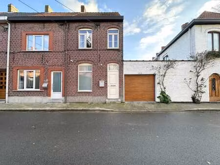 gerenoveerde woning met drie slaapkamers & autostaanplaat...