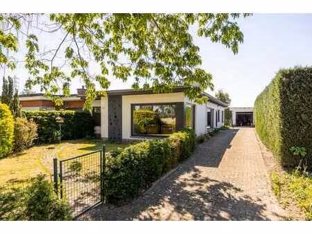 verzorgde bungalow met 3 slaapkamers  ruime tuin en enorm v…