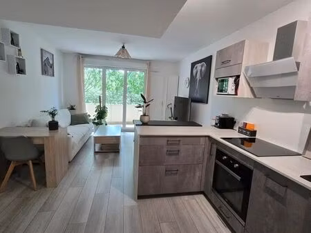 location étudiante à vallauris  2p meublé climatisé 36m² 1er ét. expo ouest  avec pk en so