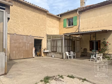 rez de villa 107 m2  3 possible 4 chambres avec cour et part