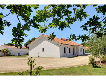 maison récente contemporaine de plain-pied - 6 pièces - 166