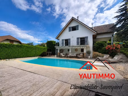 maison familiale avec piscine chauffée dans un écrin de verd