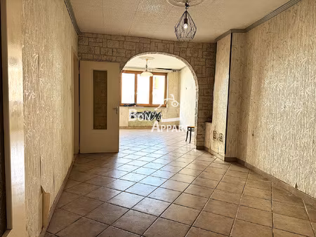 maison mitoyenne des deux côtés avec jardin fort potentiel