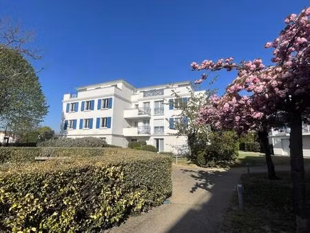 a vendre avec locataire en place. 109m² en rez de jardin- cave - double parking