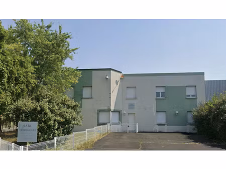 amboise  entrepot de 396 m2 avec deux logements