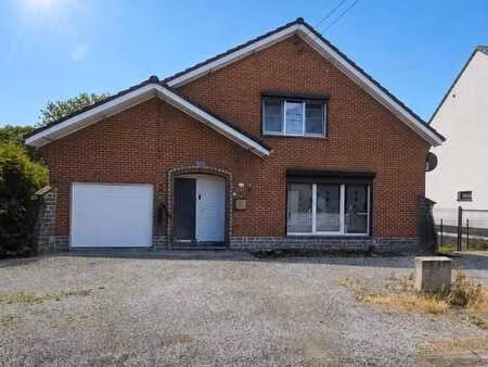 villa avec garage et jardin.