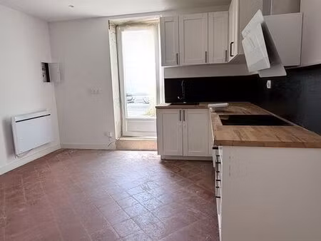 t2 avec cuisine équipée - traversant cœur de village au calme
