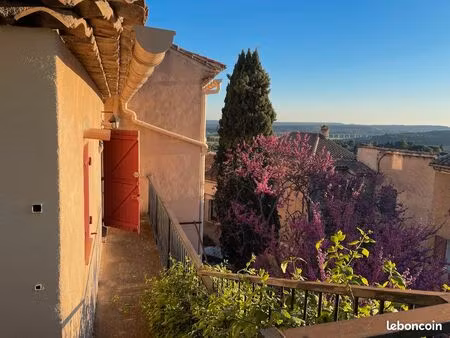 t2 entièrement meublé de 57 m² au cœur du village d’éguilles – 1 000 / mois charges inclus
