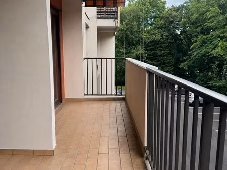 appartement 4 pièces traversant avec balcons cave et place de parking