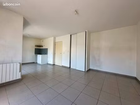 grand studio lumineux de 39 m² avec loggia – proche métro valmy & écoles