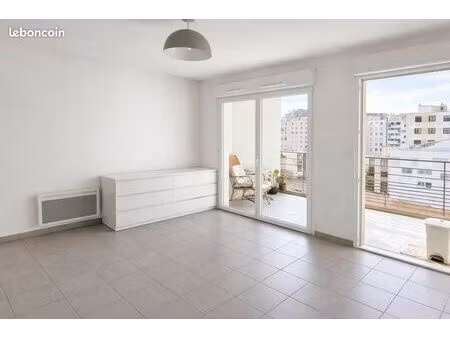 t3 lumineux avec terrasse et parking – 61 m² – marseille 4e (métro chartreux)