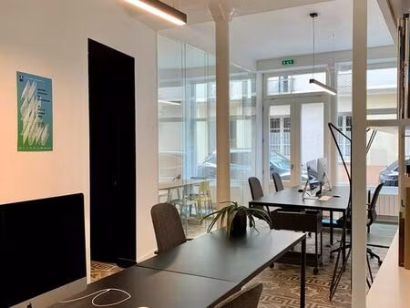 3 postes de travail disponibles dans une agence créative de 50 m² entièrement rénovée  à 2