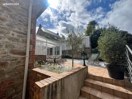 maison en pierre 100 m de l église du prieure