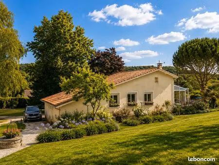 maison familiale de 102 m² avec véranda  3 chambres et grand jardin arboré
