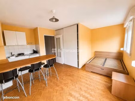 studio 25 m² – part-dieu à pied – libre – cave – ascenseur