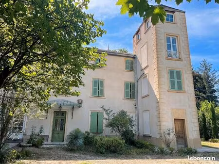 appartement de trois pièces à rénover dans une maison de maitre