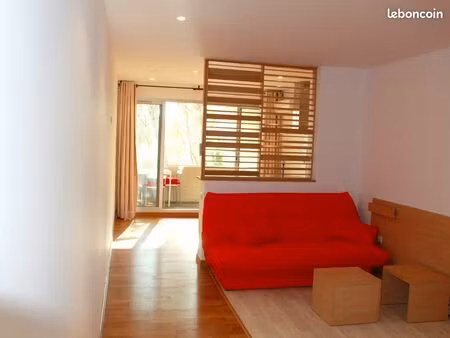 très grand studio meublé de 30 m² en deux parties + grande terrasse de 8 m² + parking 660 