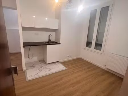 studio cosy avec coin nuit – face à la gare rer c
