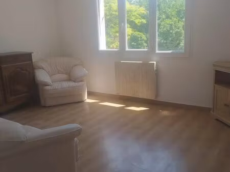 a louer f3 meublé de 50 m2 a brignoles