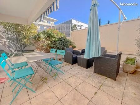 t2 avec jardin de 70m2 garage et piscine dans résidence à 700m de la mer