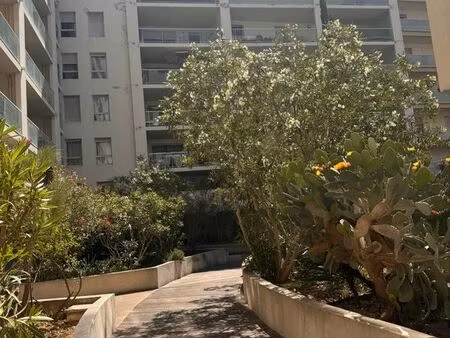 appartement avec balcon et parking dans immeuble sécurisé avec gardien