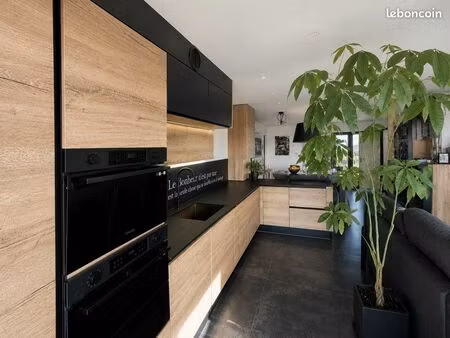 t4 traversant entièrement rénové – vue exceptionnelle sur les collines – garage – 84 25 m²