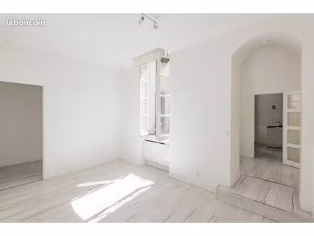 t2 de 50m2  place d’armes  toulon. fort potentiel