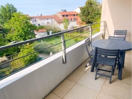 grand t2 de 57 m² avec garage et terrasse  vue dégagée - au centre de la tour de salvagny