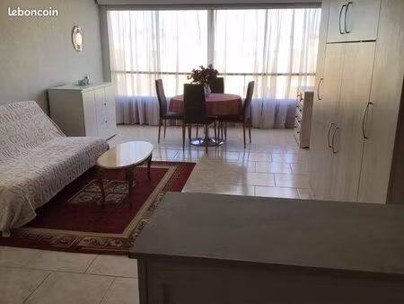 grand studio refait à neuf de 38 m2 à 400 mètres de la plage