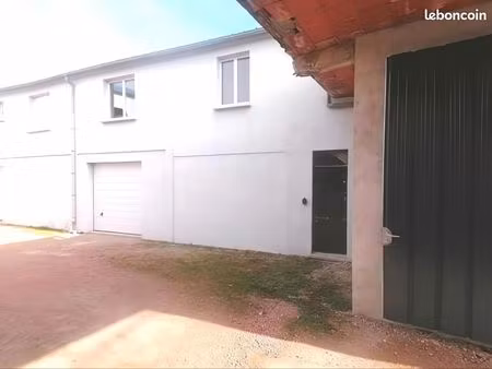 local de stockage de 190 m2 avec bureau