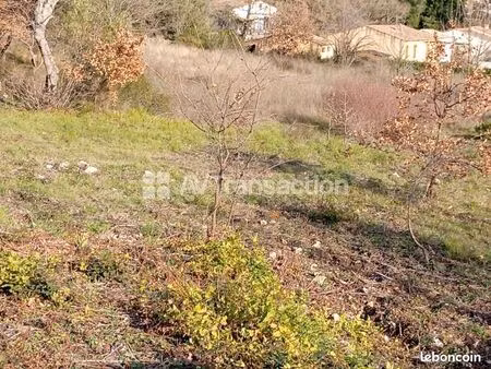 callas : beau terrain plat de 870m2  viabilisé
